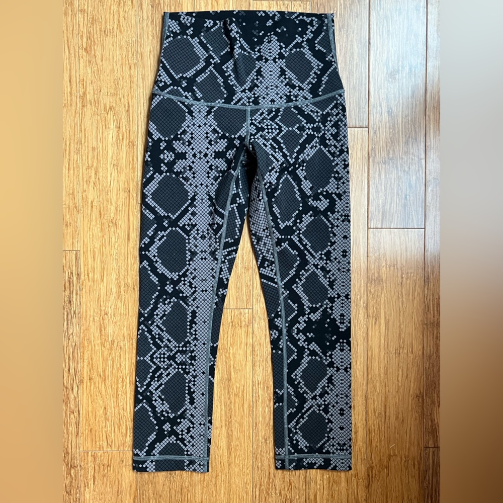 Lululemon Gray Black snakeskin capri leggings size 4 EUC